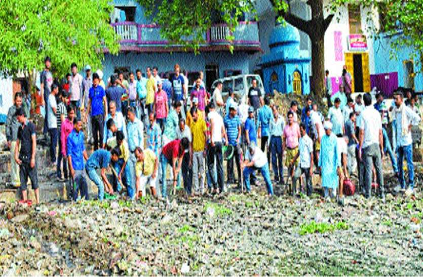 तबले की थाप के बीच बढ़़े हाथ, चमक उठा लाखा का घाट अमृतं जलम : तबले की थाप के बीच बढ़़े हाथ, चमक उठा लाखा का घाट, देखें VIDEO