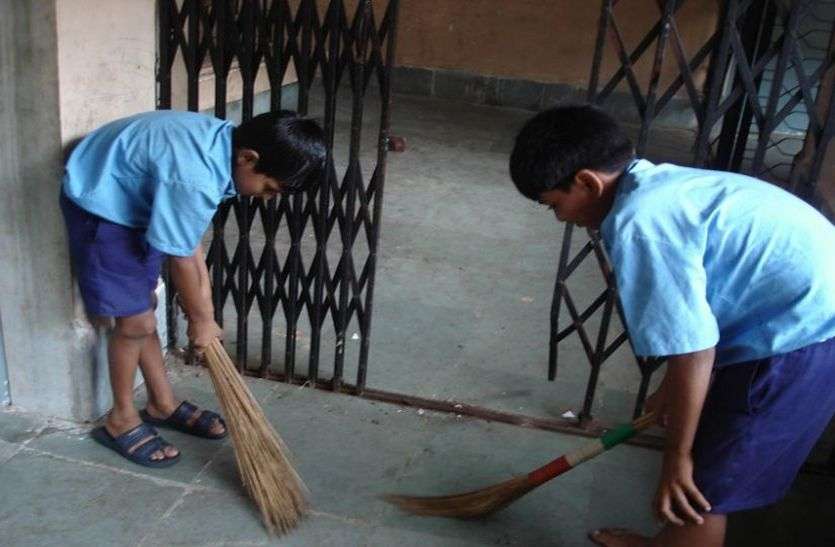 विद्यार्थियों को झाड़ू नहीं लगानी पड़ेगी विद्यार्थी स्कूलों में नहीं लगाएंगे झाड़ू,स्कूलों में सफाई के लिए नियुक्त होंगे संविदा कर्मचारी,