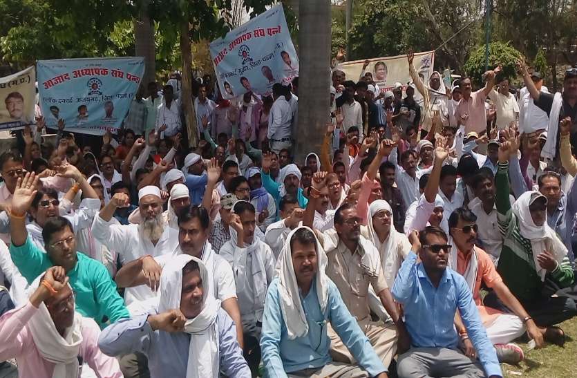 protest सैकड़ों की तादाद में सड़कों पर उतरे प्रदर्शनकारी, सुरक्षा में जुटी पुलिस