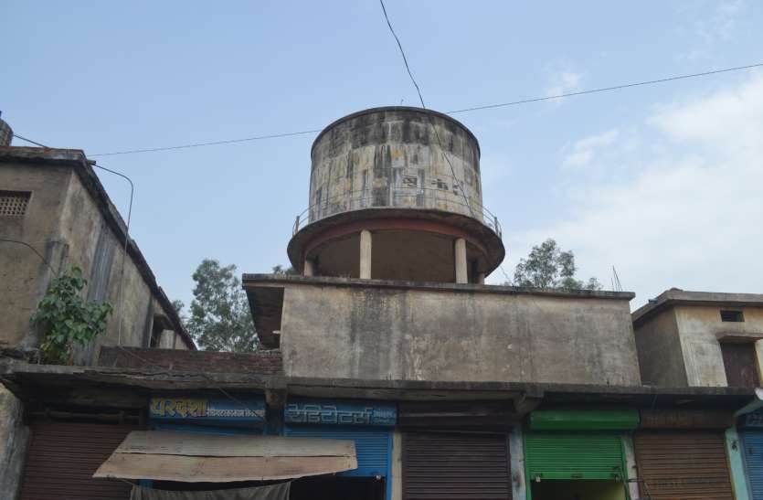 Danger from water tank जांच में जर्जर, फिर भी मंडरा रहा छात्रों, दुकानदारों पर सिर पर खतरा...