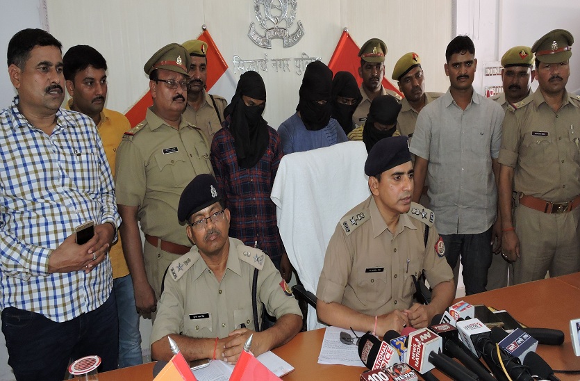 Smugglers arrested चोरी की गई अष्टधातु की दो मूर्तियों के साथ चार गिरफ्तार