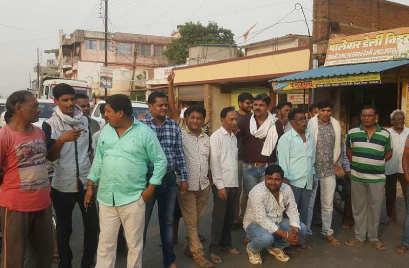 chakajam सड़क को लेकर भड़का जनाक्रोश, तपती धूप में किया चकाजाम आंदोलन