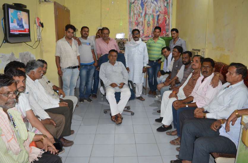 हड़ताल समाप्त होने के बाद बैठक करते हुए यूनियन सदस्य बस ऑपरेटर्स की मांग पूरी नहीं, लेकिन हड़ताल समाप्त