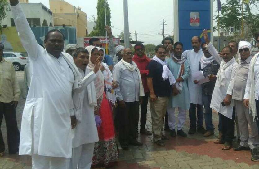 Increase in the price of petrol diesel, Congress gave the memorandum पेट्रोल डीजल के दाम में बढोत्तरी पर भडकी कांग्रेस, दिया ज्ञापन