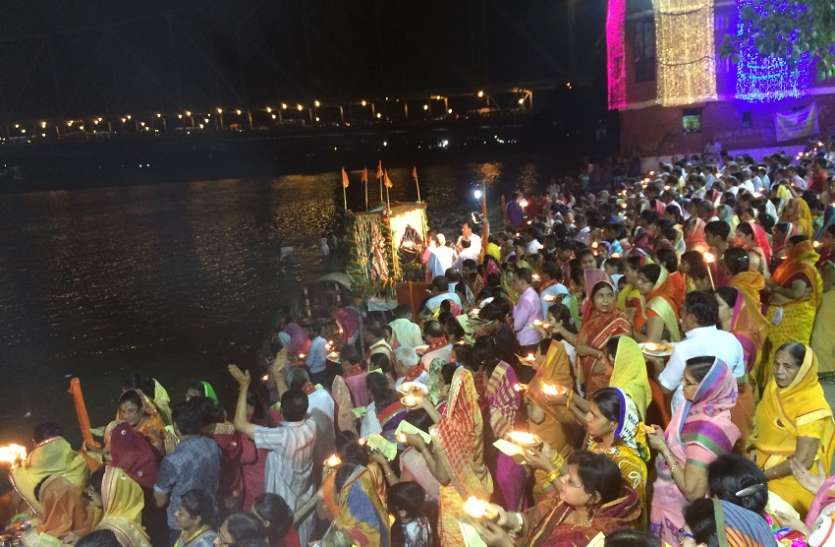 kolkata गंगा दशहरा पर 1100 दीपों से गंगा आरती