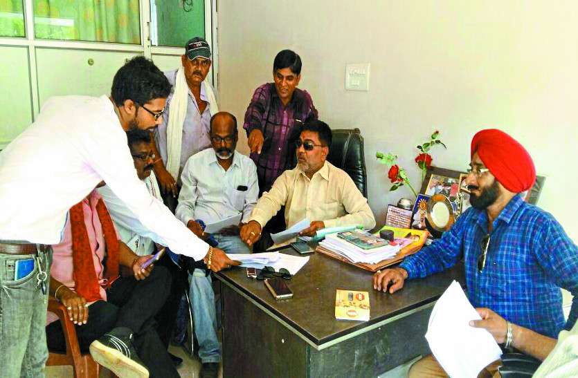 Smartphone सरकार ने खोला पिटारा, मोबाइल के लिए आवेदन देने कैसे उमड़़े लोग देखिये