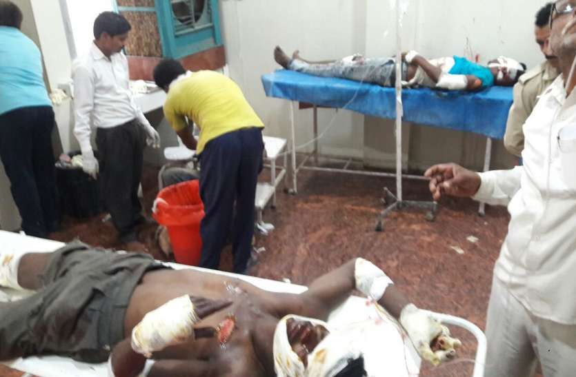 Vehicle reflex, 12 injured वाहन पलटा, १२ लोग घायल