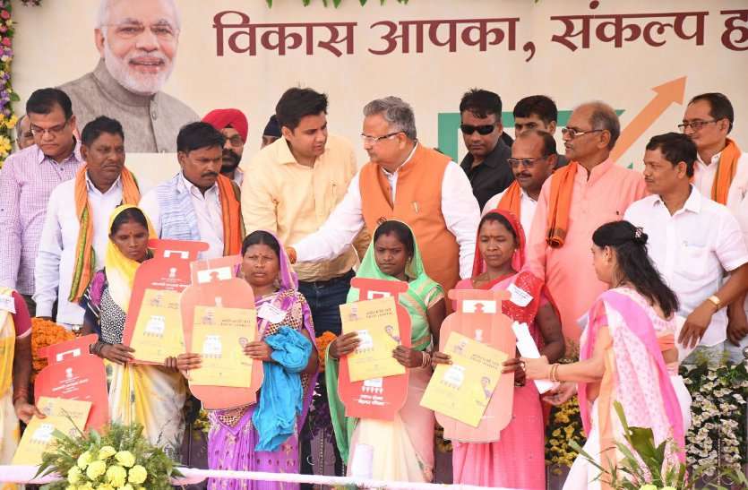 CG Politics विकास यात्रा में छुरिया पहुंचे सीएम रमन: कहा गरीबों के भोजन की व्यवस्था से बड़ा कोई यज्ञ नहीं