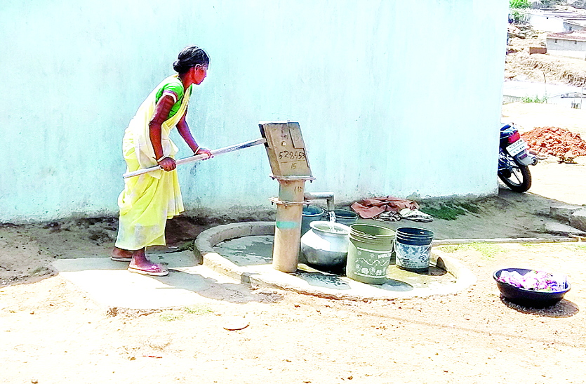 Jashpur Nagar जल स्तर घटने से गहराया जल संकट, अब लोगों को ढोढ़ी के पानी का ही सहारा