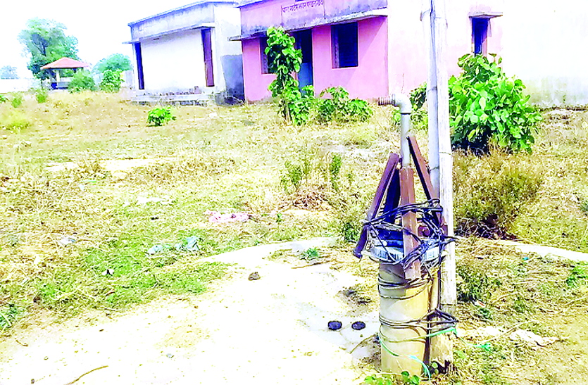 Jashpur Nagar श्मशान घाट में शव जलाने से पहले करनी पड़ती है साफ-सफाई