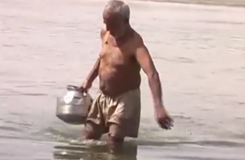 Chambal water helps people to survive etawah up news चंबल का पानी बना वरदान, दो सैकड़ा से ज्यादा गांवों के लोगों का नदी बचा रही है जीवन