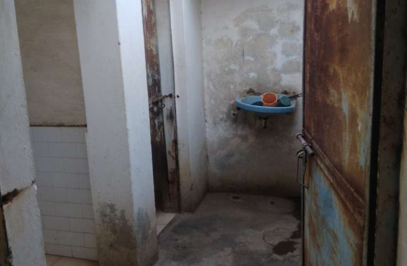 Dangers in facilities, not cleanliness सुविधाघरों में गंदगी, नहीं होती सफाई