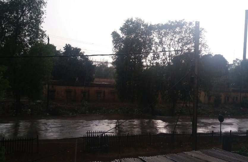 Rain In Gwalior breaking : ग्वालियर-भिण्ड में हुई बारिश,ओले भी गिरे, लोगों को भीषण गर्मी से मिली राहत