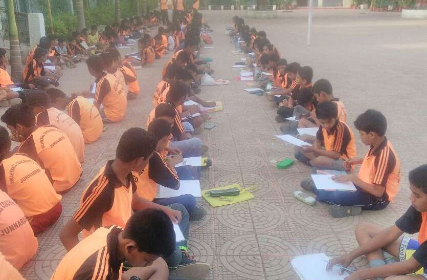 Children pictured above one picture बच्चों ने उकेरे एक से बढ़कर एक चित्र