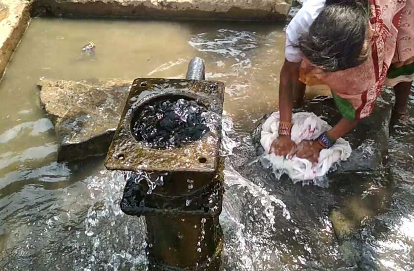 People here still thirsty यहां फूटी जलधारा फिर भी लोग प्यासे