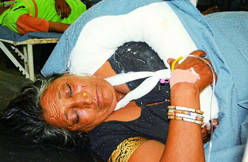 road accident खड़े ट्रक में घुसी बस, एक की मौत, पोकलेन मशीन से निकाला क्लीनर का शव