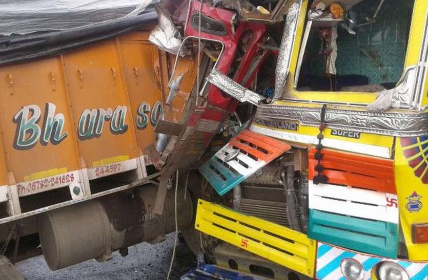 one person died in two truck collision हाईवे पर हुए इस भयानक हादसे ने छीनी एक की जान