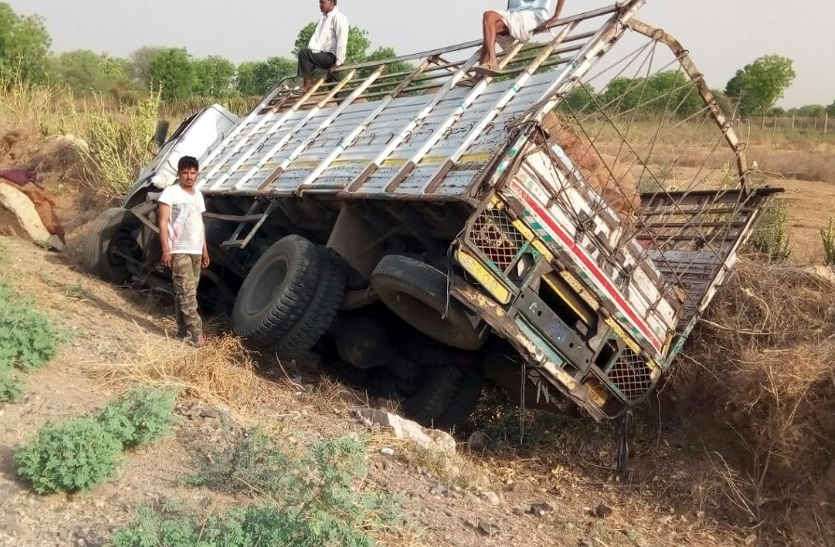 Road accident in bhilwara नीलगाय को बचाने के चक्कर में अनियंत्रित होकर पलटा नींबू से भरा ट्रक, एक घंटे तक कैबिन में फंसा रहा चालक, चार घायल