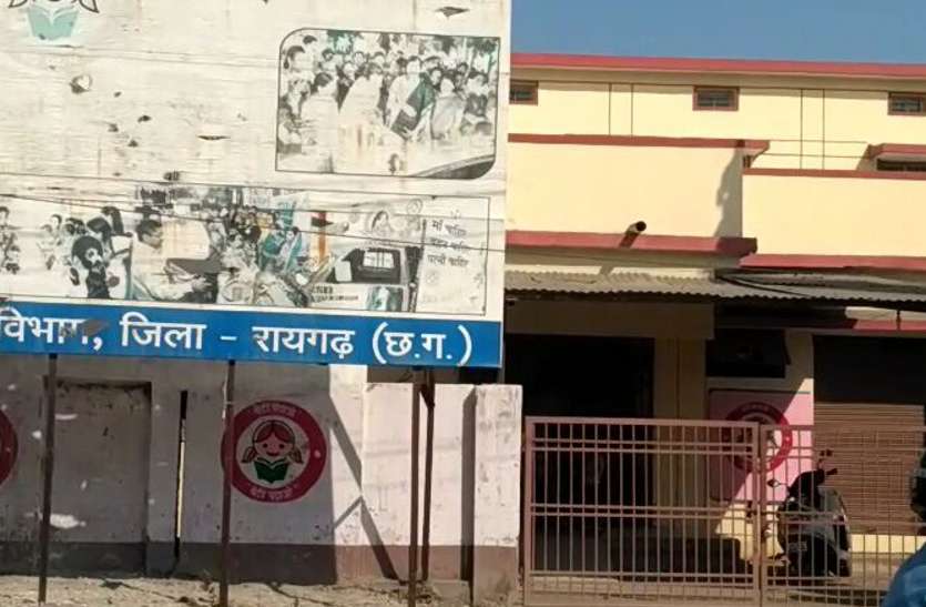 बर्खास्त आंगनबाड़ी कार्यकर्ता व सहायिकाओं की नहीं हो सकी बहाली रायगढ़ के 50 आंगनबाड़ी केंद्रों में लगे ताले, भोजन के अधिकार व रेडी टू ईट पर लगा ग्रहण
