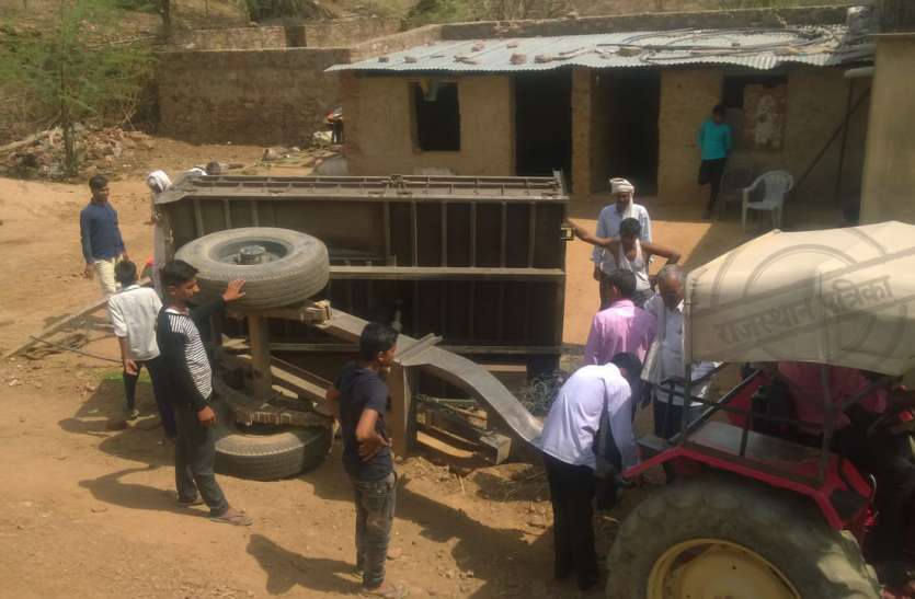 attack on forest man in antela jaipur अवैध खनन पर कार्रवाई करने गए वनकर्मियों पर हमला, बाइक पर ट्रैक्टर ट्रॉली चढ़ाने का प्रयास, ट्रॉली पलटने पर भाग छूटा चालक