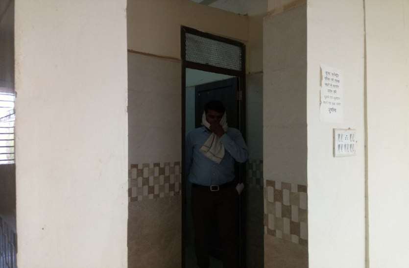toilet प्रसाधन से आ रही थी बदबू, कलेक्टर ने जताई नाराजगी