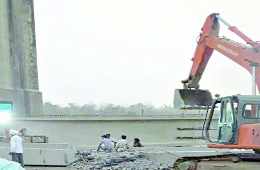 big accident in mp दर्जनों मजदूर कर रहे थे काम और ट्रॉला से गिर गयी १२० टन की बीम, मच गया कोहराम