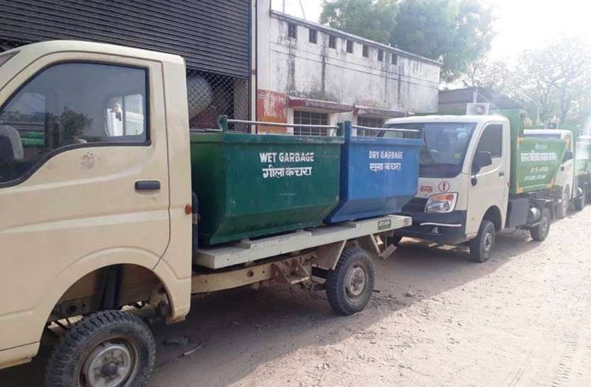 Stealing the Batris from Auto Tipper in bagru nagar palika पालिका के ऑटो टीपरों से बेट्रियां चोरी