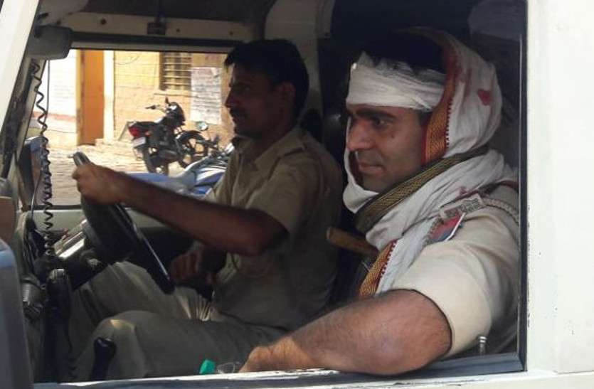 dholpur नाकाबंदी के दौरान पुलिस पर हमला: थाना प्रभारी पर पथराव, पुलिस जीप पर ट्रैक्टर चढ़ाने का प्रयास