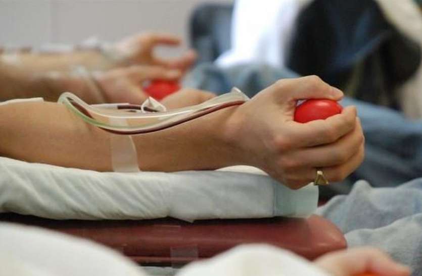 safety and precautions in blood donation ब्लड डोनेशन में बहुत भारी पड़ रही ये गलतियां, कई लोगों की जान पर बन आई