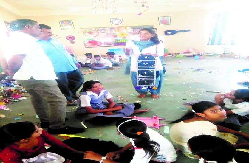 पुरस्कार वितरण करते अतिथि । आर्ट एंड क्रॉफ्ट प्रतियोगिता का आयोजन