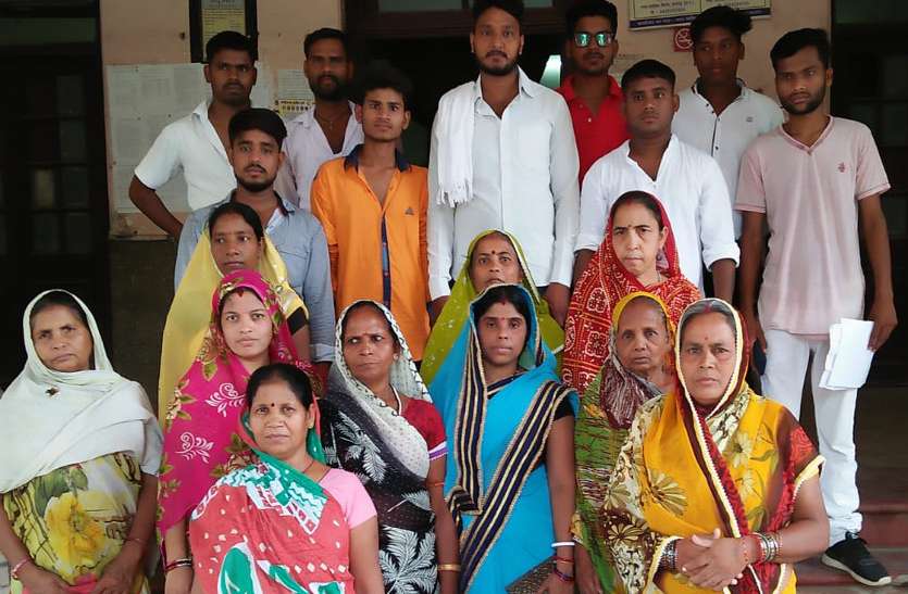 समस्या लेकर निगम दफ्तर पहुंची कैदी मुड़ा की महिलाएं पानी की जगह बोर पंप से निकल रहा हवा...लोगों को नहीं मिल रहा पानी