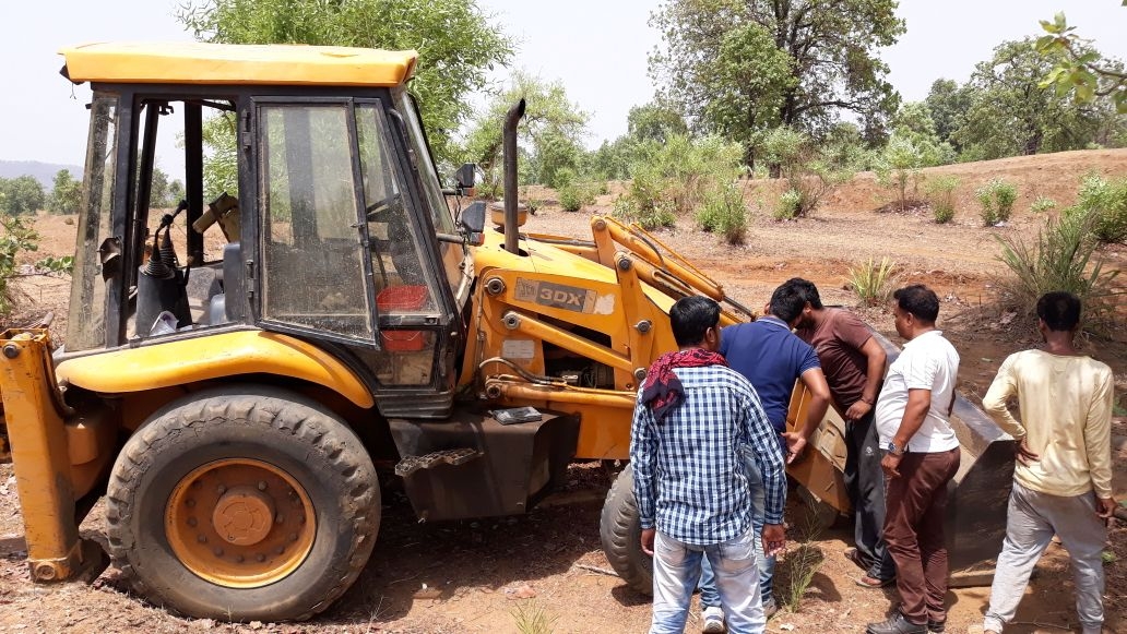 Seized 1 JCB And 6 Dumpers - रात दो बजे सरंगा नाले से रेत का अवैध खनन करते  1 जेसीबी और 6 डंपर जब्त | Patrika News