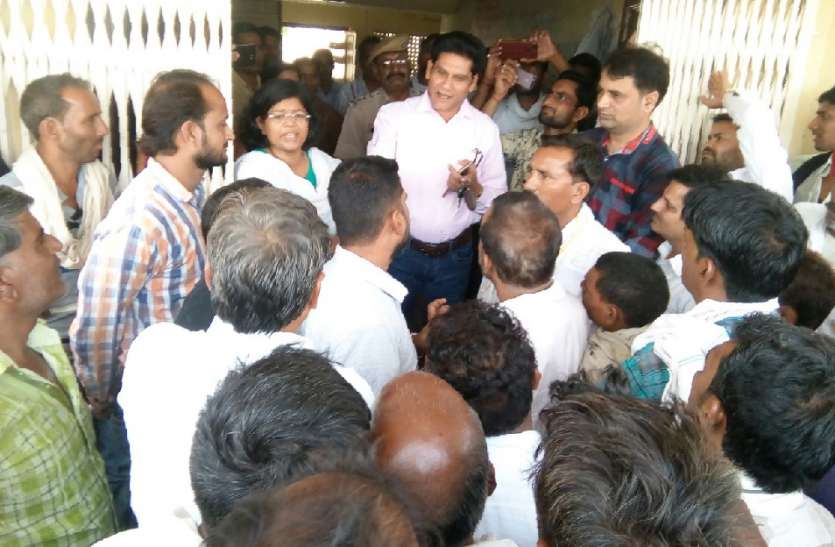 then the villagers got angry मिट्टी से भरे वाहन जब्त किए तो भडक़े ग्रामीण