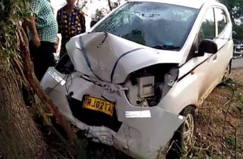 painful accident in jabalpur दर्दनाक हादसा : सतघटिया में पेड़ से टकराई कार, एक की मौत, चार घायल