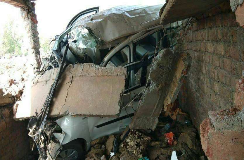 two man death बड़ी खबर : गर्मी की छुट्टी मनाकर लौट रही फैमली कार सहित खाई में गिरी, दो की मौत, चार घायल