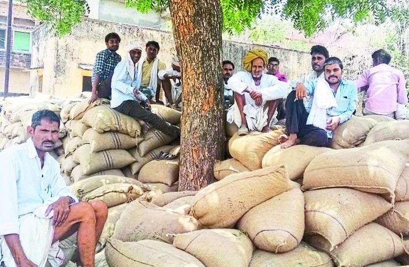 किसान अपनी बारी का इंतजार करते। दो से तीन दिन में आ रही किसानों की बारी
