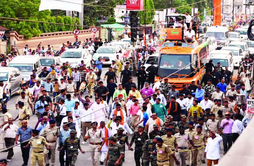 cm road show CM रमन सिंह ने ऐसे मांगा छत्तीसगढ़ में चौथी पारी के लिए जनता का समर्थन