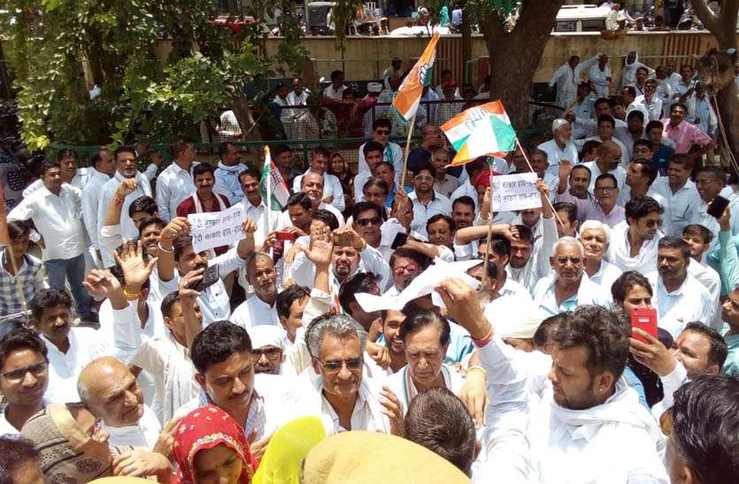 Performance in the collectorate पेट्रोल-डीजल की दरों में बढ़ोतरी व महंगाई के विरोध में कांग्रेस ने जुलूस निकाला कलक्ट्रेट पर सरकार के खिलाफ किया प्रदर्शन