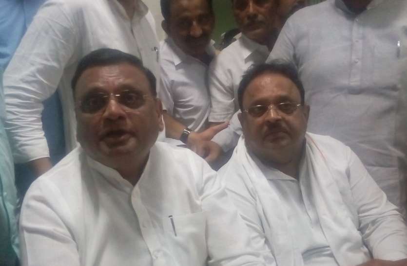Slogans of supporters of Dudi and Meghwal डूडी और मेघवाल के समर्थकों ने लगाए नारे,प्रभारी ने बताया जोश