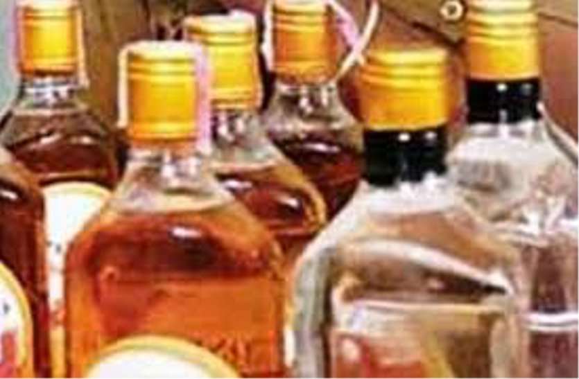 patrika सूचना मिली...यहां परोसी जा रही शराब, तीन थानों की पुलिस ने दी दबिश