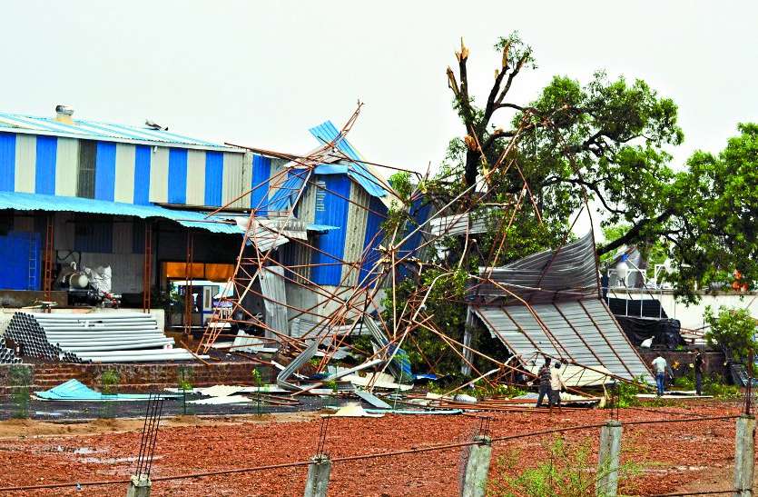 Cyclone in jabalpur, many injured बवंडर ने मचाया कोहराम, घरों के छप्पर उड़े, पेड़ गिरे, कई घायल