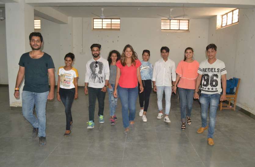 youth taking part in patrika in education summer camp PIE पत्रिका समर कैंप में बढ़ रही युवाओं की रौनक, कोई बनने आया सुपर मॉडल तो कोई चाहता है बनना फैशन डिजाइनर