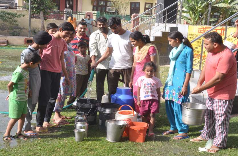 water supply जिला मुख्यालय पर पानी के लिए मारामारी