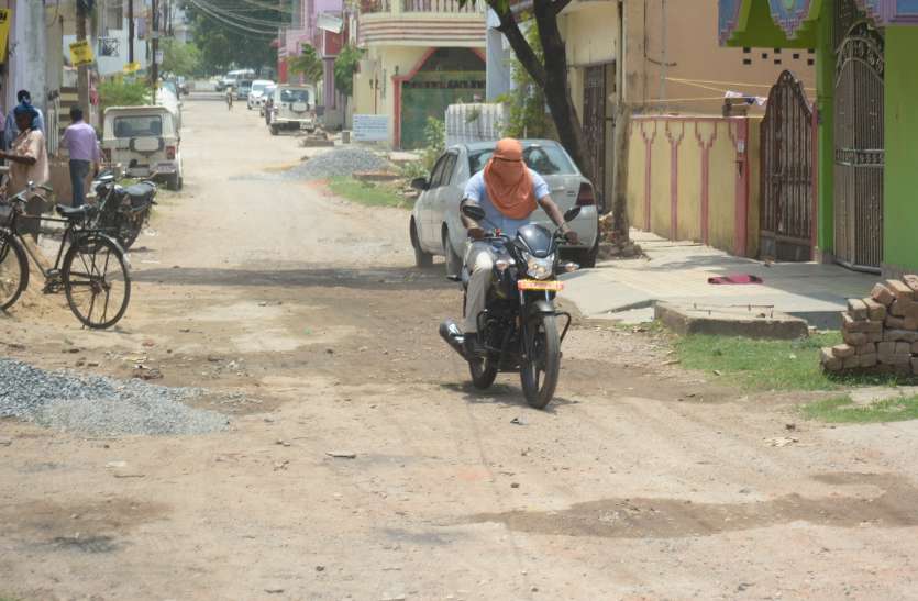 रिहायशी इलाकों की सड़कें खराब होने से बढ़ रही परेशानी कोसाबाड़ी जोन की सभी कॉलोनी की सड़कें बदहाल, बरसात में लोग फिर होंगे हलाकान