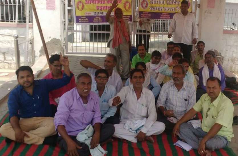 गंगापुरसिटी के मुख्य डाकघर के सामने कर इन्होंने क्या कह दिया गंगापुरसिटी के मुख्य डाकघर के सामने कर इन्होंने क्या कह दिया