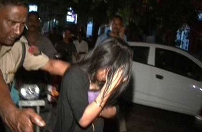 crime against women in dhar court नाबालिग लड़की को कोर्ट से जबरदस्ती ले जा रहे थे घर, जोर से चिल्लाई तो पुलिसवालों ने बचाया