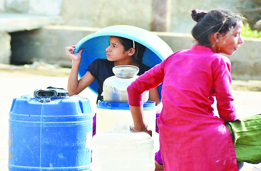 water problem भीषण गर्मी में पानी की बूंद- बूँद को तरस रहें है लोग 15 दिन से नहीं आ रहा है पानी