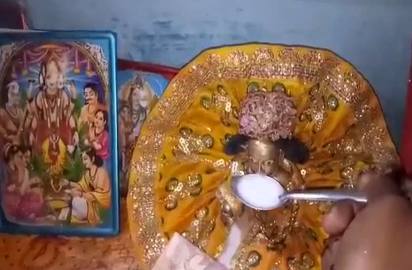 God Statue अमेठी में भगवान की पीतल की मूर्ति भी आज दूध पी रही है, भक्तों का लगा तांता