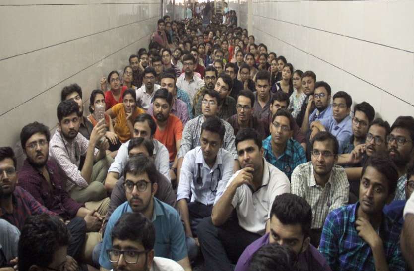 Doctor on strike मारपीट के बाद चिकित्सक हड़ताल पर