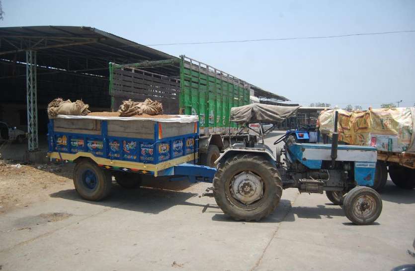 Seized truck full of gram ट्रक से ट्रॉली में चना खाली कर दोबारा मंडी में बेंचने से पहले एसडीएम ने किया जब्त